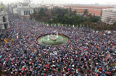Plaza de Cibeles - 2.5 millones de personas bajo la intensa lluvia - (C) elmundo.es